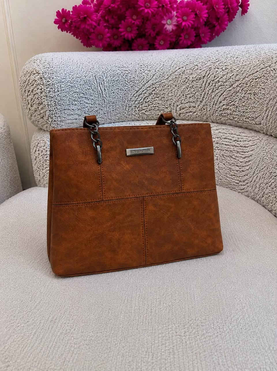 ✨ شنطة ستايل LV أنيقة ومثالية للدوام ✨
🤍 مثالية للدوام، الطلعات البعيدة.
👜 خامة عالية الجودة مع تفاصيل أنيقة ولمعة راقية.
🎀 تصميم عملي بمساحة مناسبة يحمل جميع احتياجاتك اليومية.
🎨 متوفرة بعدة ألوان:
🖤 أسود
🤍 بيجي
🤍 صاصي
🤎 حني
💰 السعر: 15 ألف دينار فقط
📸 التصوير حقيقي والمنتج مطابق للصورة.
🚚 التوصيل متوفر إلى جميع محافظات العراق.
📍 موقعنا: ديالى – بعقوبة – التحرير – الفلكة الأخيرة – قرب مختبر الهبة.
📩 للحجز والاستفسار عبر الإنستغرام أو الواتساب:
📱 ***********
🤍 سارعوا بالحجز قبل نفاد الكمية
