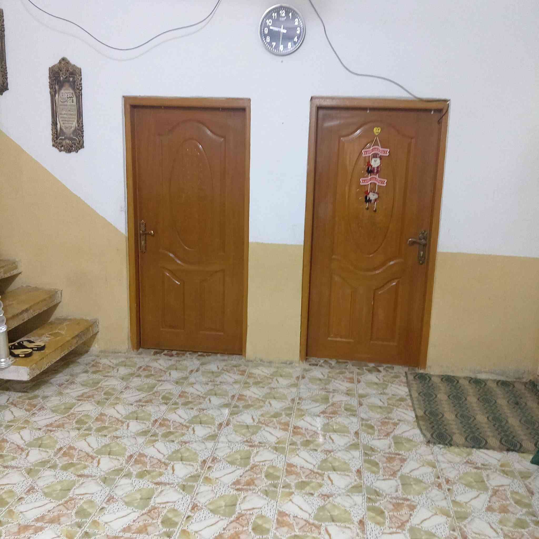 السلام عليكم ورحمة الله وبركاته بيت للبيع ١٥٠ متر البنا طابوك وصب مركزي وعالي عن شارع قرب مدرسه امين الله بلحولي 
٢غرف
براني وصاله ومطبخ وصحيات وساحه
***********
