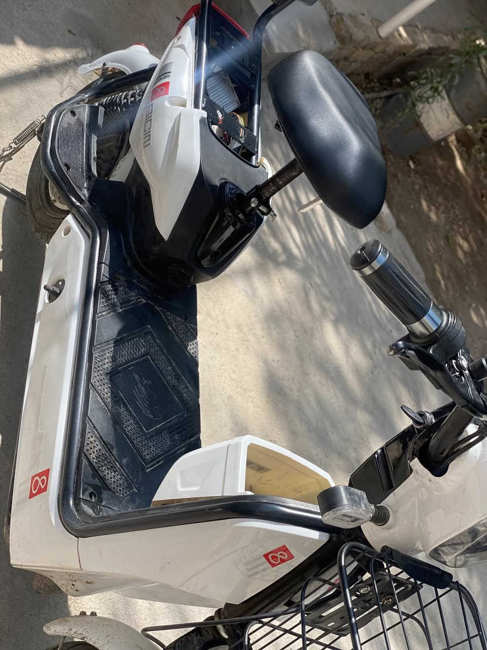 ملاحضه الكشن   الورا ضايع  مكاني كربلاء بطاريات ليثيوم جديدة صار ثلاث اشهر من اخذتها
سعر 225وبيها مجال 🤍

500 واط
 • البطارية: 48 فولت
 • سعة البطارية: تقريباً 10 – 20Ah
 • السرعة القصوى: حوالي 35 – 40 كم/س
 • المدى بالشحنة الواحدة: تقريباً 35 – 50 كم حسب الوزن والطريق
 • الحمولة القصوى: من 120 إلى 150 كغ
 • وقت الشحن: حوالي 5 – 8 ساعات
 • الوزن التقريبي للدراجة: حوالي 35 كغ
 • مزايا إضافية:
 • مصباح أمامي وخلفي
 • سلة أمامية للأغراض
 • منبه وصافرة
 • فرامل أمامية وخلفية
 • يمكن أن تحمل شخصين  ￼

✅ مميزاتها:
 • اقتصادية جداً (لا تحتاج بنزين).
 • هادئة وسهلة الاستخدام داخل المدينة.
 • مناسبة للمشاوير اليومية والعمل.

⚠


**إذا كنت صاحب هذا الإعلان وتريد حذفه لأي سبب، رجاءا أرسل رسالة إلى الدعم الفني**