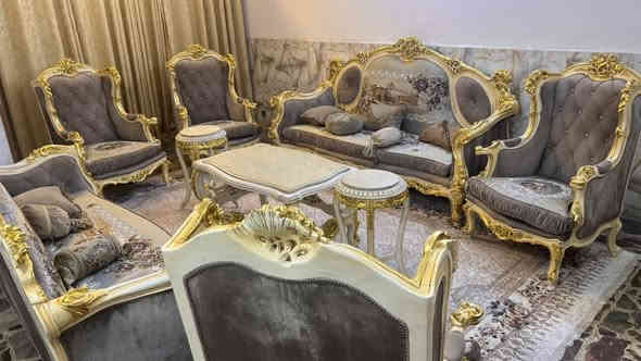 تخم مصري خشب زان مع سيت طبلات مرمر مع فاترينه نظيف جداً السعر مليون و٤٠٠ كل الصاله مكانه المنصور ***********
