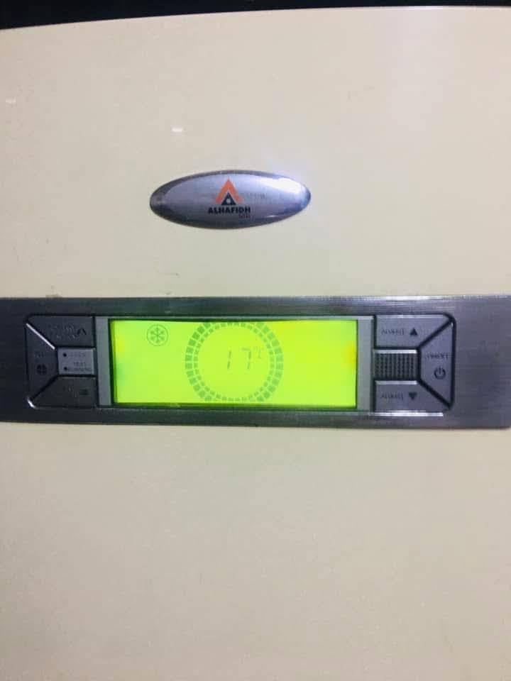 سبلت  الحافظ حجم 3 طن نظافه💯 بلادي على وضع الشركه بدون اي تصليح 
ملحقاته كامله بوراي ريمونت كيبلات
 غازه مقفول 
سعره 550 
📍مكاني بغداد قريب الشعب بوب الشام 
للاتصال اوتساب ***********
