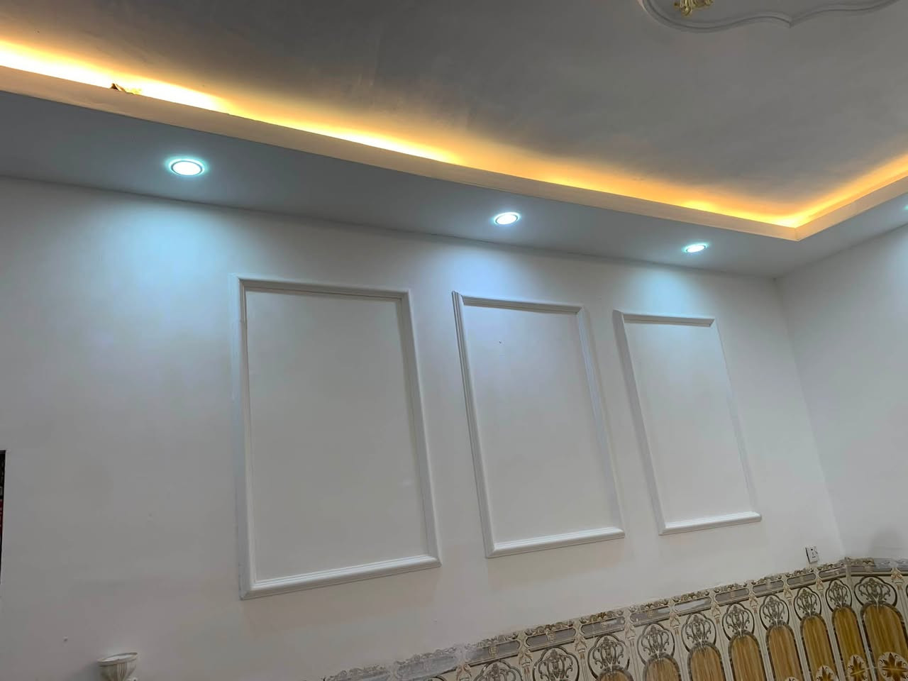 السلام عليكم
يتوفر كادر عمل جبس بورد

صبغ 

سحبات

سقوف ثانويه

ورق جدران 

ديكورات بلازمه 

***********
