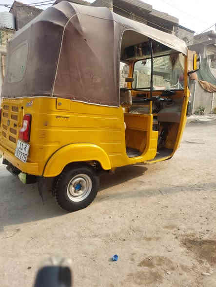 سلام عليكم  تكتك مديل 18معمره دوس مكينه مجفته جديده مكان العبيدي شارع عشرين مال راسه ***********
