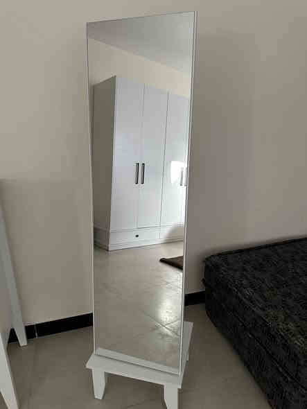 غرفة نوم نفرين نظيفة جداً.. تتكون من سرير نفرين مع تخزين داخل السرير .. كومديات عدد ٢ .. كنتور ٤ ابواب .. مرآة .. وميز تواليت .. السعر ١,٥٠٠,٠٠٠ وقابل للتفاوض.. للاستفسار الاتصال على الرقم ***********
