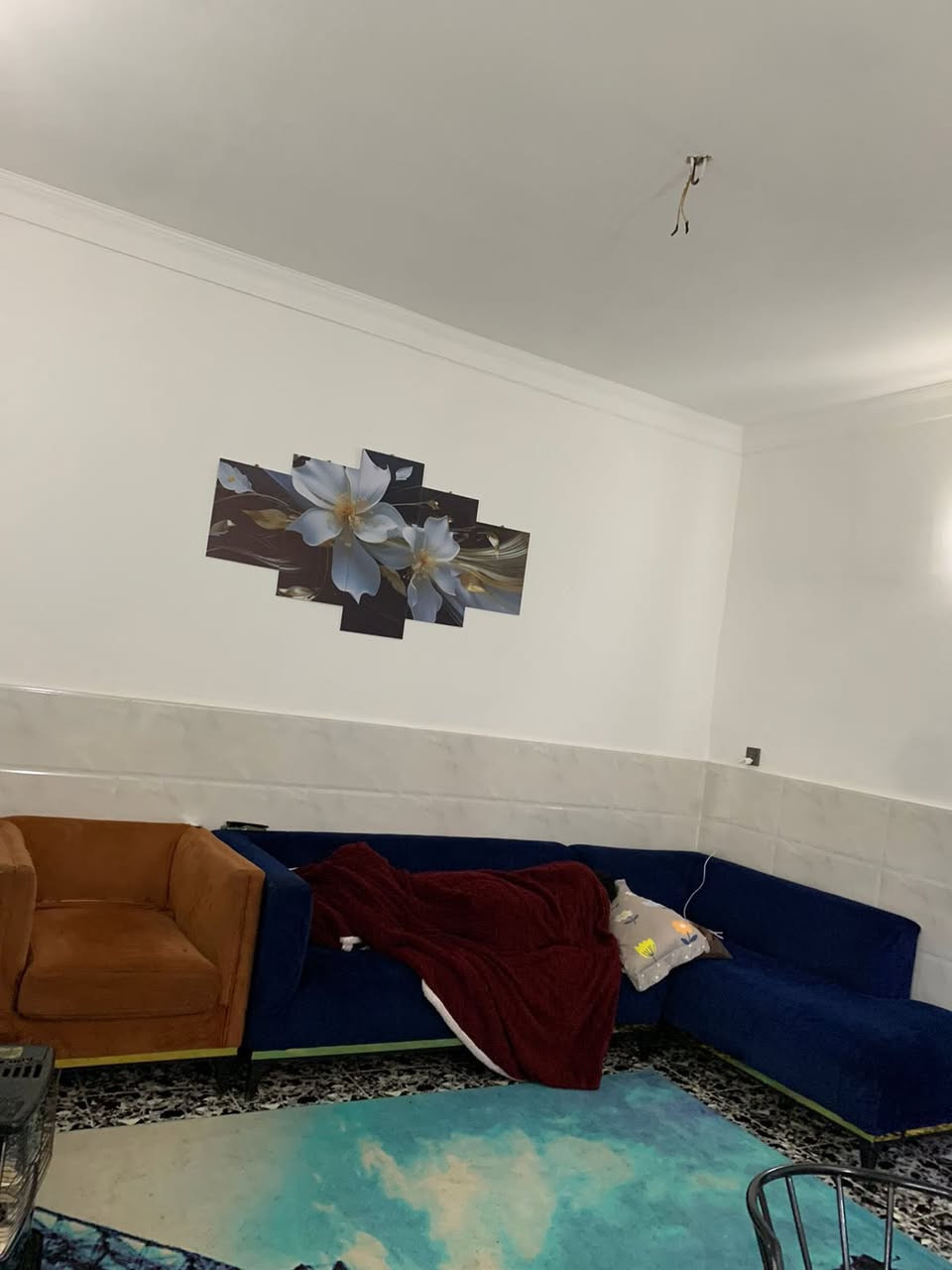 السلام عليكم دار سكن تجاري شارع عرضة ٣٠متر عنوان ابو غريب الشهداء من جهة السريع مساحة ١٥٠ متر البيت جاهز للسكن وحالياً فارغ تريد استثمار تريد سكن 
 للاستفسار *********** بي واتساب
