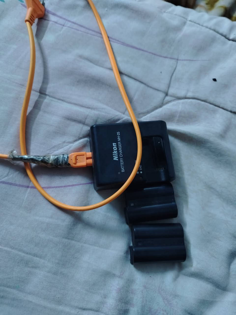 فول فريم
شاحنه خارجيه
بطاريات ٢
حزام
٦١٠ بجيس بيهى صوره وفيديو يكتل بمليون وبيهى مجال***********
