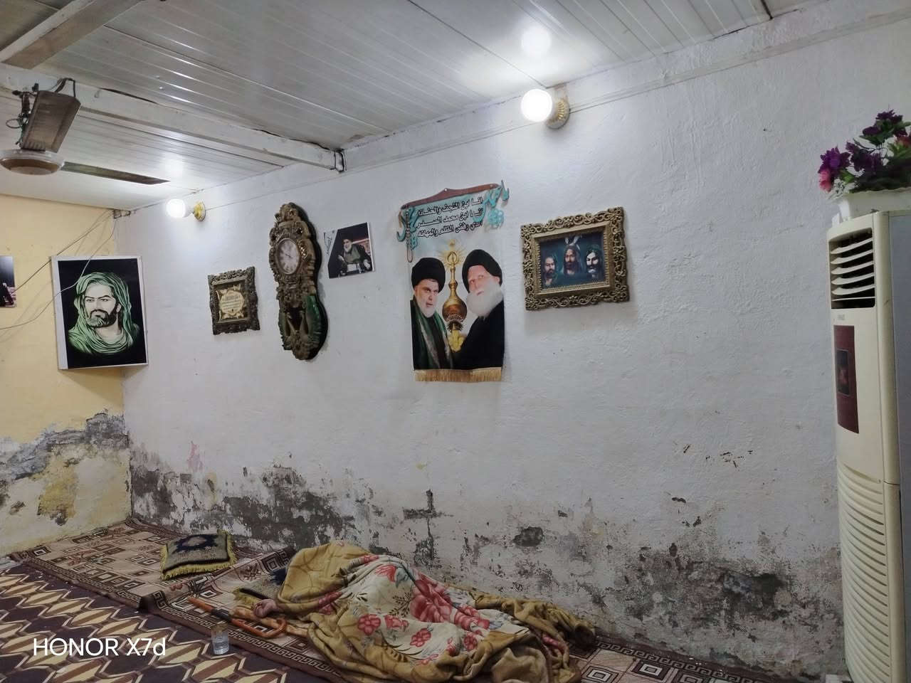 السلام عليكم اخوان بيت تجاوز للبيع مكانه ابو رمانه خلف الطاقه شارع 20 وتدخل بفرع البيت مامعوض.... يتكون من استقبال +مطبخ حار وبارد +صاله عدد٢+   ٤غرف نوم ... +صحيات
البيت بيه غرفتين عكاده والباقي سندويج.. والشراي يدلل *********** 
شباب اني مكلف بالنشر
