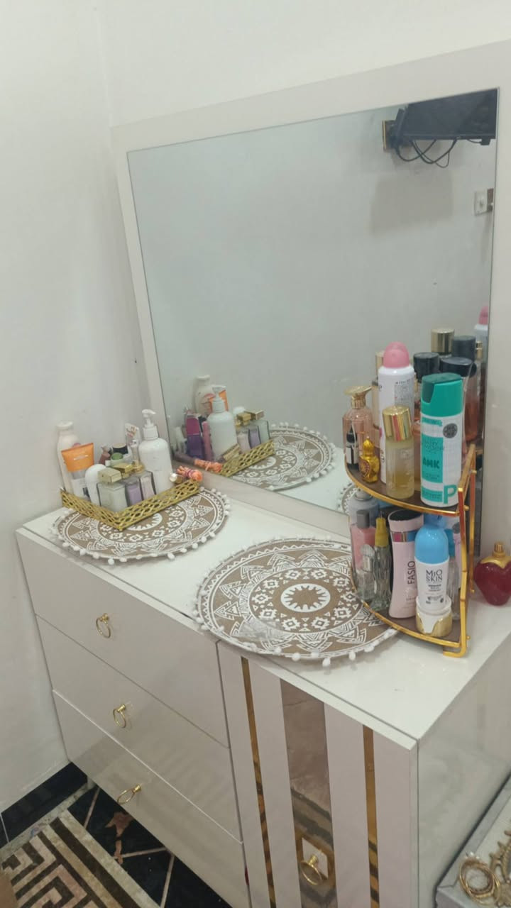 سعرها 600
متكونه من 8 قطع
شازلون
ميز مكياج
مجرات
جرباية
مكاتب بصفحات جرباية
كنتور.
مراية طويلة
نظيفة اللة. شاهد


**إذا كنت صاحب هذا الإعلان وتريد حذفه لأي سبب، رجاءا أرسل رسالة إلى الدعم الفني**