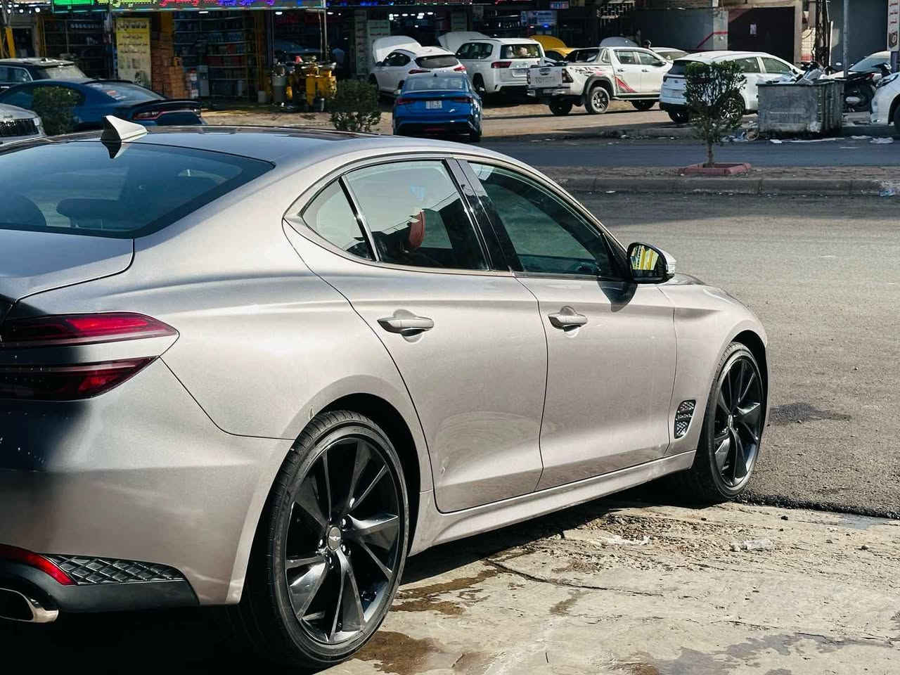 السلام عليكم 
للبيع جينيسس g70 2023 برستيج 
مواصفات ١/١
 اعلى مواصفات داخل احمر 
كراسي كهرباء 
بانوراما
 رادارات ٣٦٠ 
كاميرا 
اوتو بريك 
قيادة ذاتيه 
السيارة فول للاخير مواصفاتها متخلص 
السيارة وارد امريكي صور حادث موجودة 
رقمها بغداد تحويل مباشر
ماشية 31 الف كيلو وليس ميل
السعر 235ورقه وبيه مجال بسيط
*********** بغداد, العراق
