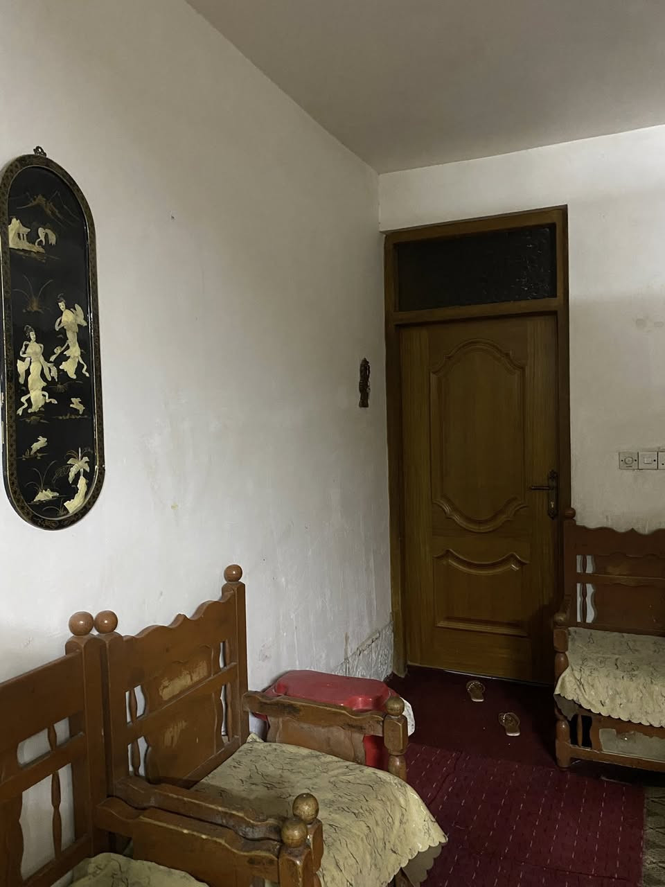 دار للبيع في منطقه البلديات واجه 5 نزال 20 3 قوط كامل خدمات حمامات 3 مساحته الدار 100 متر في منطقه البلديات داخل فرع جامع سيد صلاح المكصوصي *********** تواصل خاص او واتساب موجود 170 بي مجال بسيط
