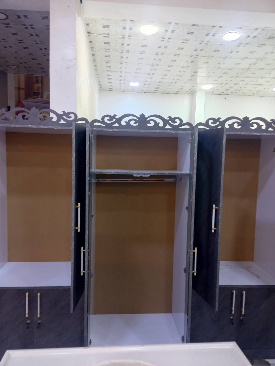 كنتور 3قطع تفصال اخو جديد نضافته 
 درجة اولى مستعمل سبوعين نضافه 100/100 بعده جديد سعره 325وبي مجال للاستفسار خاص او الاتصال *********** العنوان كركوك حي العروبه
