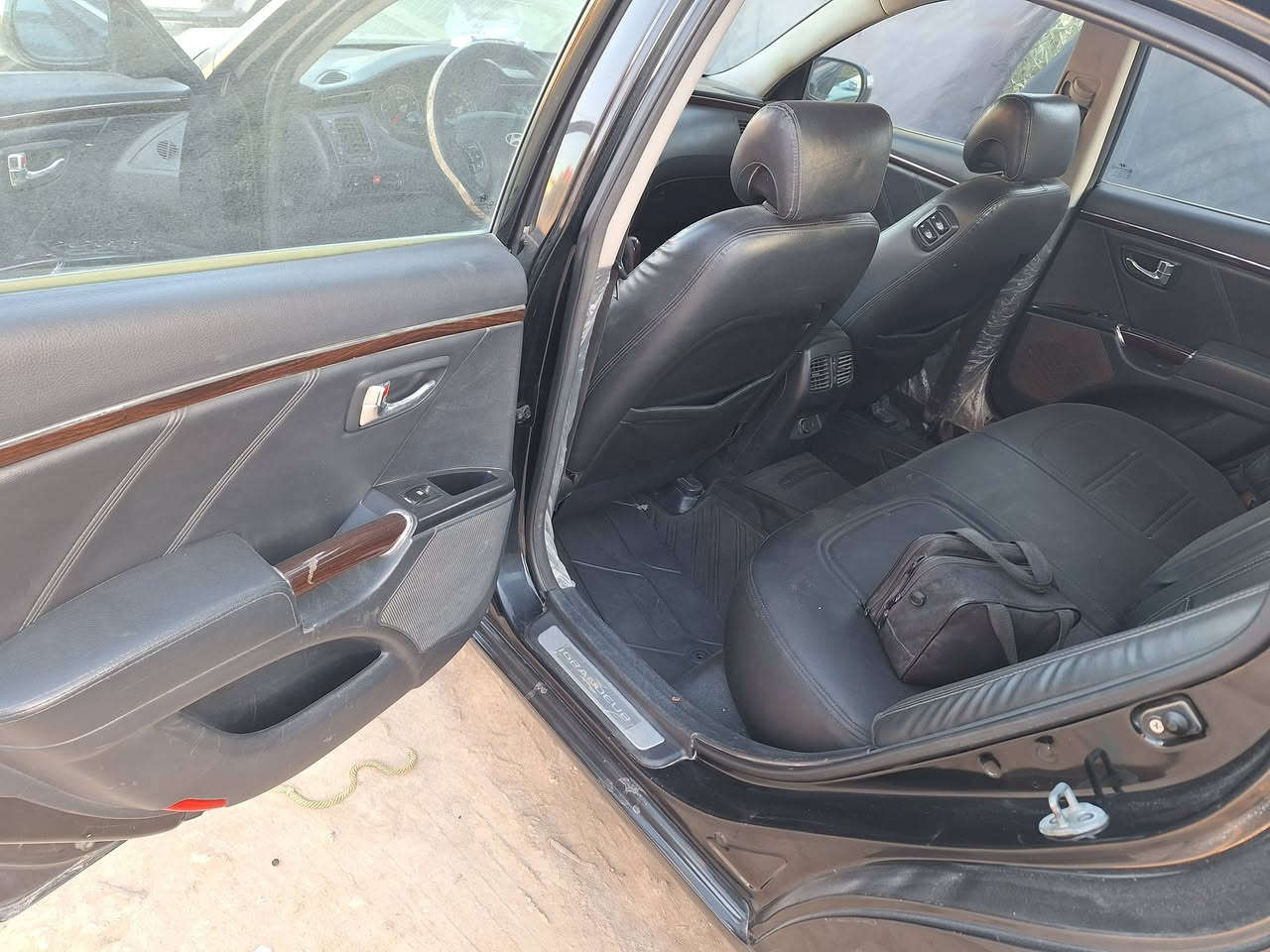 السلام عليكم ازيرا 2010 وارد كوري رقم اربيل جديد سنويه لل 2027  مواصفاتها معروفه كشنات كهربائي مري شفط حساسات خلفيه شاشه كامره   محرك 2700 سلندر 6 مكفول كير محرك تبريد سياره مكفوله من الصبغ والمعجون والضربه والتبديل شعندك مراوس  ***********
