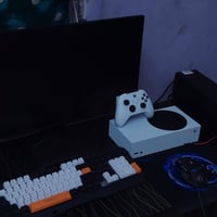 جهاز أكس بوكس سيريس أس للبيع الجهاز: Xbox serious S  الذاكرة:  512 كيك...