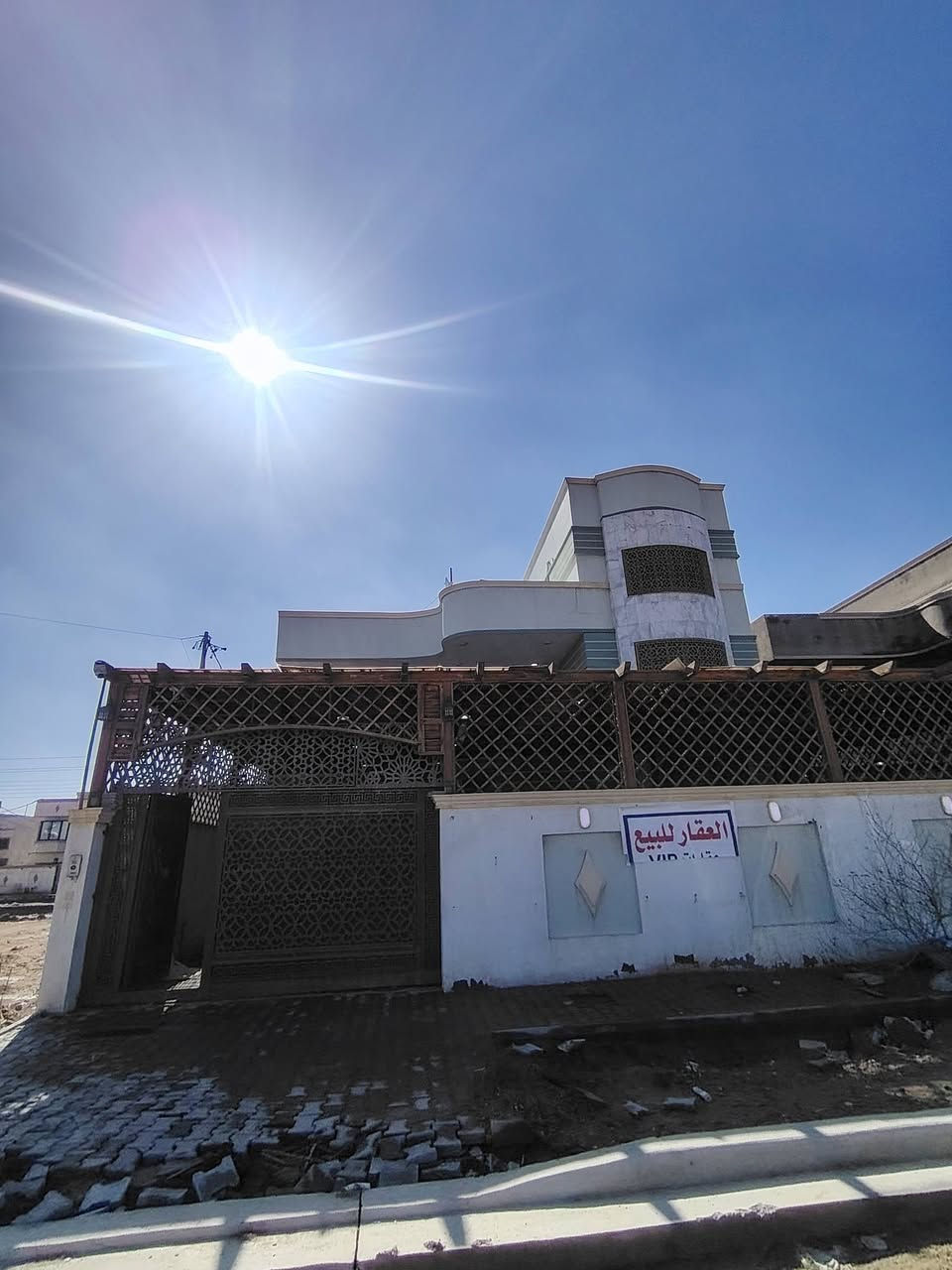 #فلة ثلاث طوابق البناء #طابوق
تحتوي على #ثمان - 8 - غرف منام
#المساحة :: 480 م 
طابو ملك صرف عرصة #تحويل مباشر
#إبي_الخصيب -طلاع الحمزة - قرب مدينة الأندلس
#الفلة تقع على شارع 20م 
وتبعد عن طريق سيد حامد الرأيسي 300م
#يحتوي_الطابق_الأول :: كراج واسع ومنور وحديقة
ومسبح وشلال وسقيفة من الخشب الصاج
ومطبخ خارجي خاص بالضيوف وصحيات خارجية
وأستقبال ومطبخ خاص بالعائلة وغرفتين منام 
ودرج وصحيات داخلية .
#يحتوي_الطابق_الثاني :: أربع غرف منام نضام سويت وصالة واسعة وصحيات داخلية 
#يحتوي_الطابق_الثالث :: غرفة منام واسعة نضام سويت وباب مطل على السطح الخارجي .
#شغل_الفلة:: من الطراز الحديث وديكور #ملكي
ونضام جبس بورد وإنارة ونظام كامرات 
#موقع_مميز_جداً —— والخدمات 💯💯
٠٠٠٠٠٠٠٠٠٠٠
#السعرالمطلوب :: 575 مليون قابل للتفاوض

#للأستفسار :: اتصل / ***********
