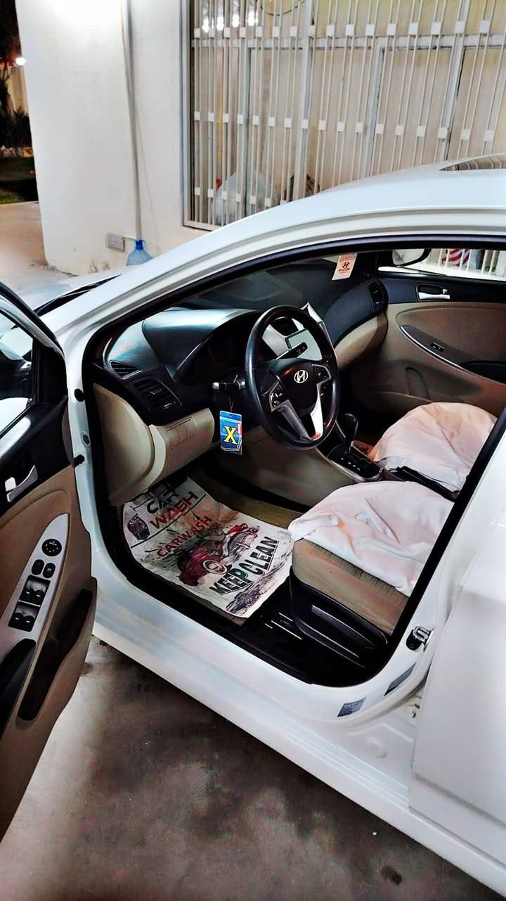 سلام عليكم هونداي اكسنت موديل 2016فول موصفات خليجي بسمي محرك1600دوش مكفول وكير مكفول بيه جملغات ثنين صبغ وباب بدله اصلي وكاله سياره جديده كلشي مناقصه الحمدلله مكاني كراده سعر115نهيته***********
