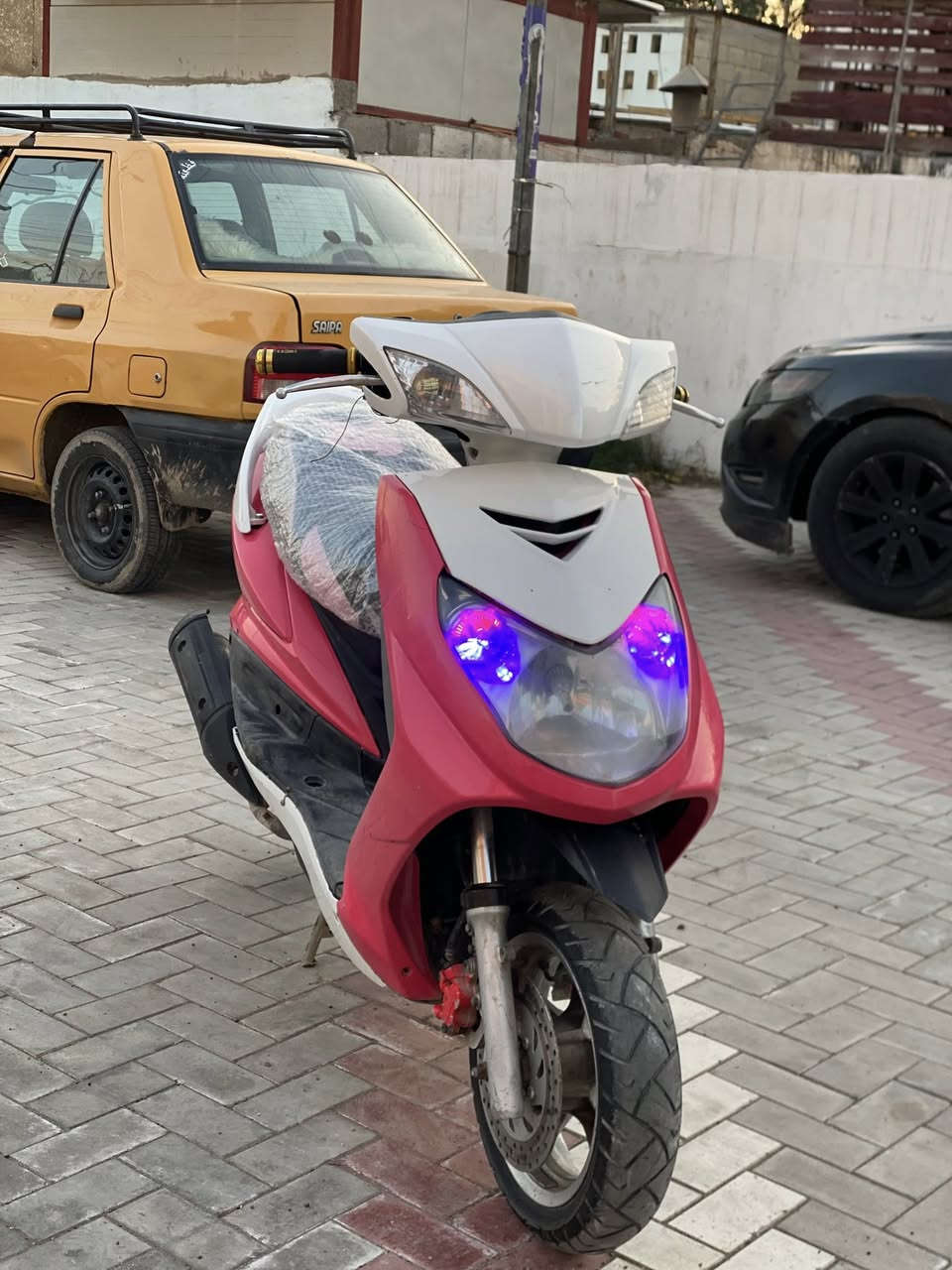 سلام عليكم
سكنس فحل نوزل 
بوشه بلاد
مكينه ممفتوحه مكفوله
كفراته بلاد بس مصبوغات للجماليه
دراجة كله بلاد
كهربائيات شغاله
دراجة فقط كلجات تعبانه
مكانه بغداد حي الخضراء 
***********
