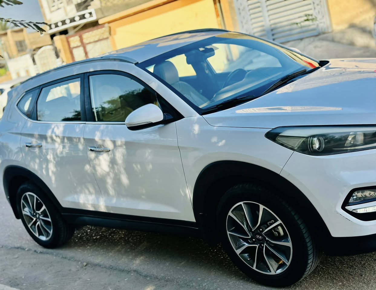 سلام عليكم
توكسان شركة الكاصد خليجي موديل 2018
كوريه 
مراوس او بيع حسب لقناعه 

سياره كفاله عامة  
رقم اربيل تحويل او وكاله بأسم شركة 

مكينه 2000 دوش مكفول 

كير مكفول 

مري شفط + اوتو
ويل كروم   
دبل لد امامي 
لد خلفي 
يدات نيكل 
تبريد خلفي  
كامره خلفي 
حساس 
تحكمات استيرن 
ثلاث مودات قياده اعتيادي /ايكو / سبورت 
باقي موصفات معروفا 

النجف الاشرف
***********
