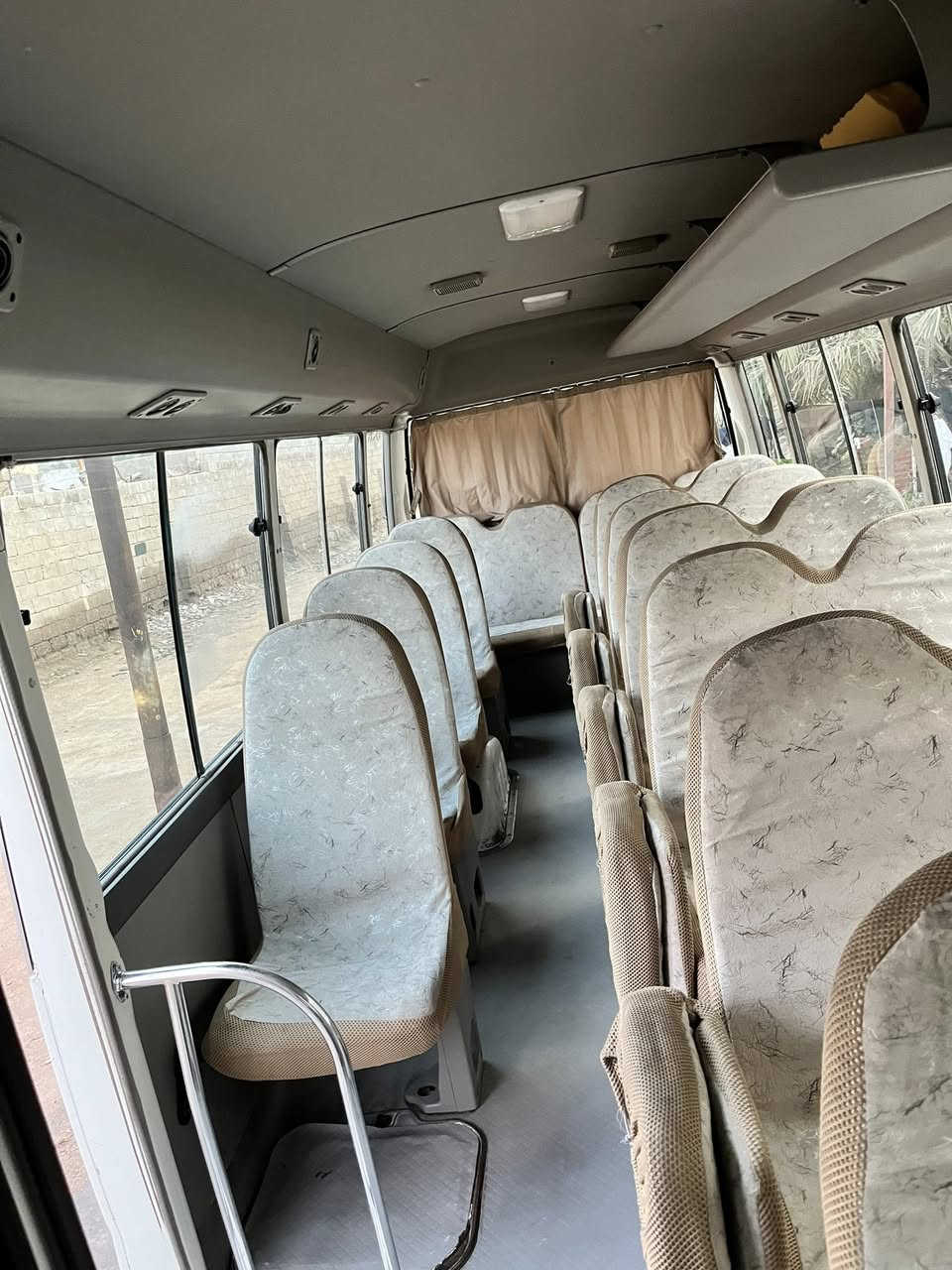 سلام عليكم كوستر لبيع 2016بيه ربع ابو لباتري صبق ولباقي مكفول فتحه تانكي وتبريد محور سياره مامزرفه عله بلاده رقم الماني  سعر شداد 3و 80وبيه  مجال رقم الهاتف ***********
