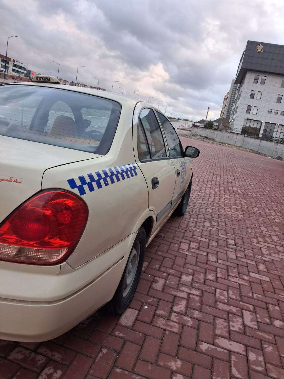 نیسان سەنی ساڵون تەکسی  2009 سەنوی تازەیە تا 10/2028 کێشەی بەناو کردنی نییە  سیارەکە زۆر جوانە تۆزێک وەرەدەی  بچوکی هەیە ناو سونوقی  تۆزێک لێدراوی هەیە  بێ مەسەرەفە گێڕو مەکینەی عەیبی نییە زۆر جائیزەو بێ کێشەیە 
شوێن سلێمانی  سعری 103 گەڵایە کەمێک معامەلەی هەیە 
ئەمەش ژمارەی خاوەنیەتی 
***********
*********** السليمانية, العراق
