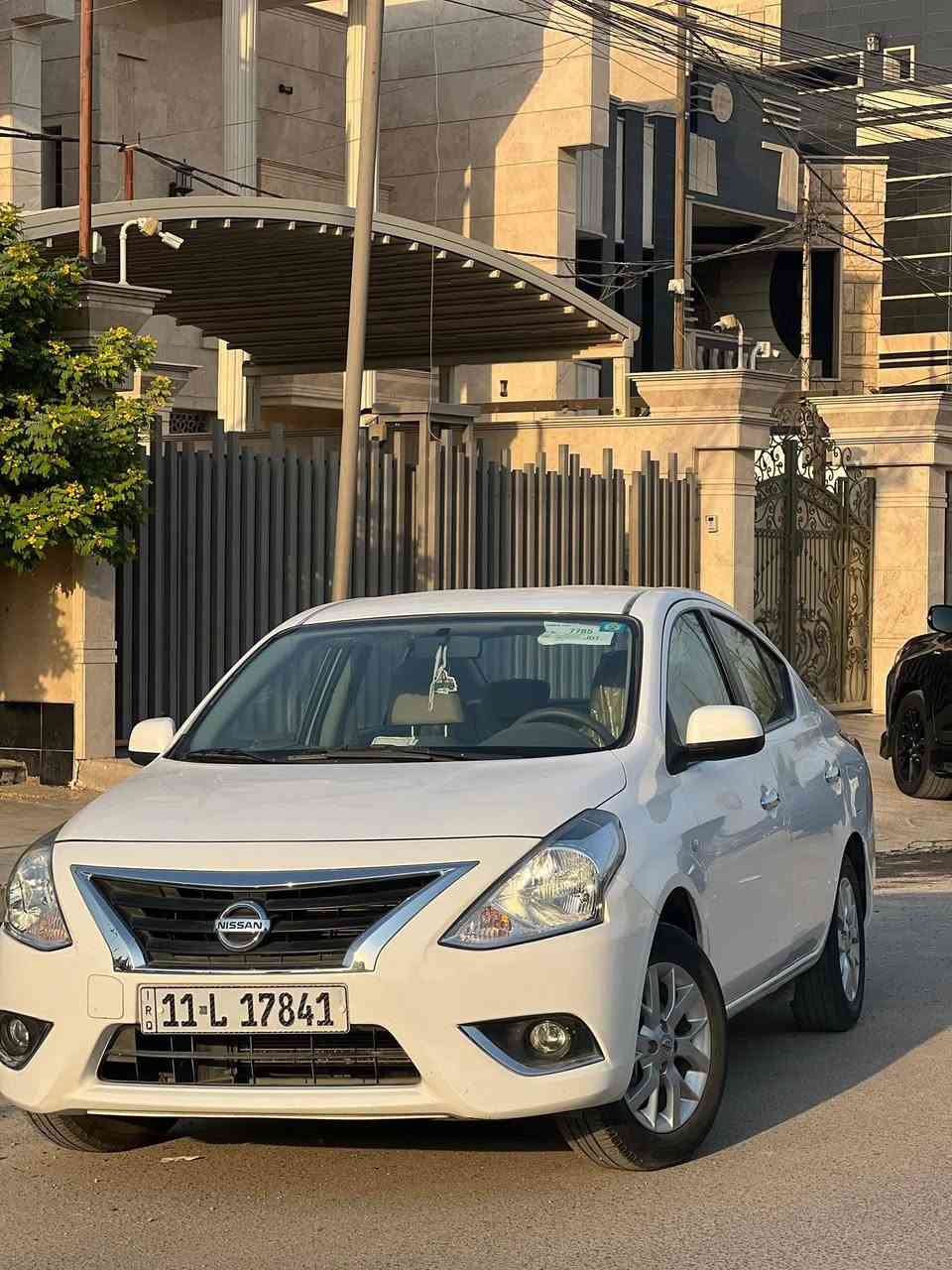 نيسان سني هندي اصلي 
 موديل24 ماشية 31
هاي السيارة كدامكم وسعرها 122 وبيها مجال 
فقط يحتاج صبغ للجاملغ 
***********
