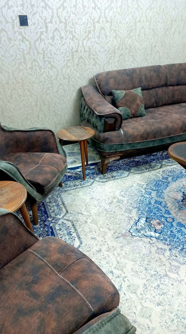 تخم قنفات كامل نوعية جيدة 🛋️
حجم جبير ووزنه ثكيل يتحمل ضغط، ويضيف لمسة فنية للبيت،
​التخم مثل ما واضح:
🔸 قطعتين كبار.
🔸 4 كراسي صغار.
🔸 طبلة كبيرة وثلاثة صغار. 
​📍 العنوان: الديوانية - دور حجي هندي.
💬 السعر خاص وبي مجال للشراي، تواصل واني خادم.
📞 ***********
