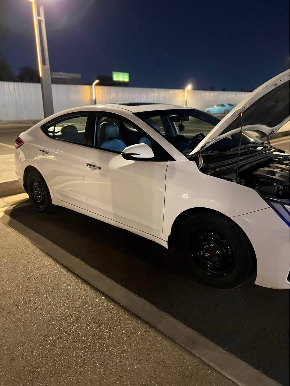 سلام عليكم 
النترا 2019 فول مواصفات بصمة تشغيل وبصمة ابواب وفتحه اشاير بلمرايات الجانبية + شفط حساسات امامي خلفي السياره خليجي بدون حادث فقط طخه بلجاملغ والباب ومصبوغه ماشيه 143 الف الصدر وتخم تاير وبلكات جديد
تحويل ثاني يوم عنوانها بغداد السعر 144وبيها مجال حك الجيه 
*********** بغداد, العراق
