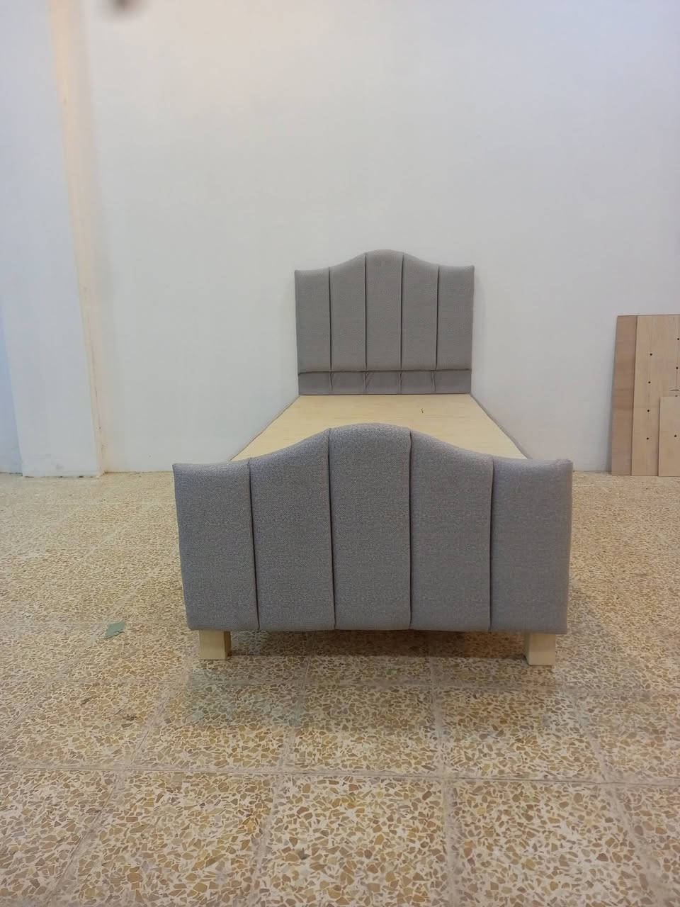 معمل ومعرض نجارة الفاضليه 
العنوان قرية الفاضليه 
سرير نفر فصال تركي 
خشب بلوك 15 ملم 
عدد الجسور  7
عدد الارجل 6
لون القماش حسب طلب الزبون 
قياس 90*200
السعر 120 الف
للاستفسار الاتصال 
***********
