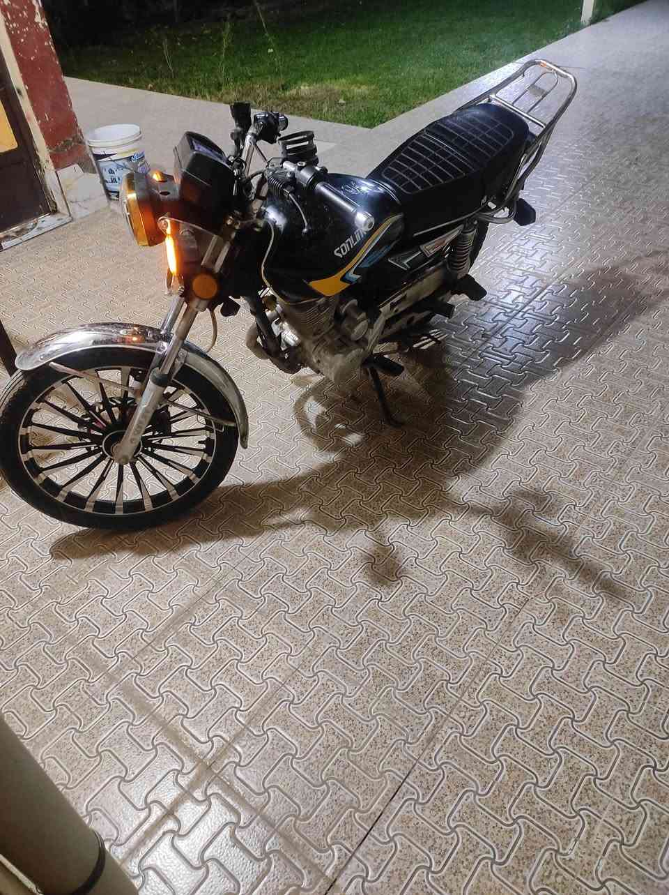 سيفان مديل 24 شكل ال 25
 دراجه كلها بلاديه ونضيفه 
اوراق أصولي السعر 650 وبيها شي قليل 
مكاني خان بني سعد 
الرقم ***********
