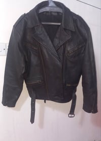 شباب سلام عليكم قمصلة جلد طبيعي اصلي مو مشمع قياس s سعرها 30 الف موجود...