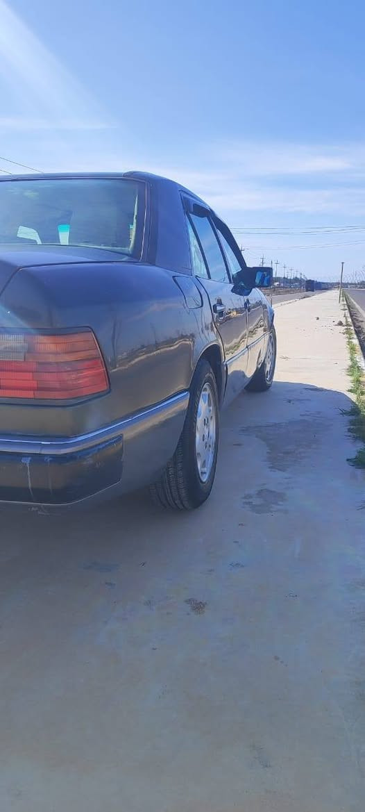 السلام عليكم
مارسدس دب للبيع 
مديل 1988
كير ومحرك محور بطه 2500
تبريد شغال 
تخم تاير 
غرفه جديده 
قواعد دبل سليمه 
الون اسود كذاب ***********  ‏‪0770 568 5002‬‏
