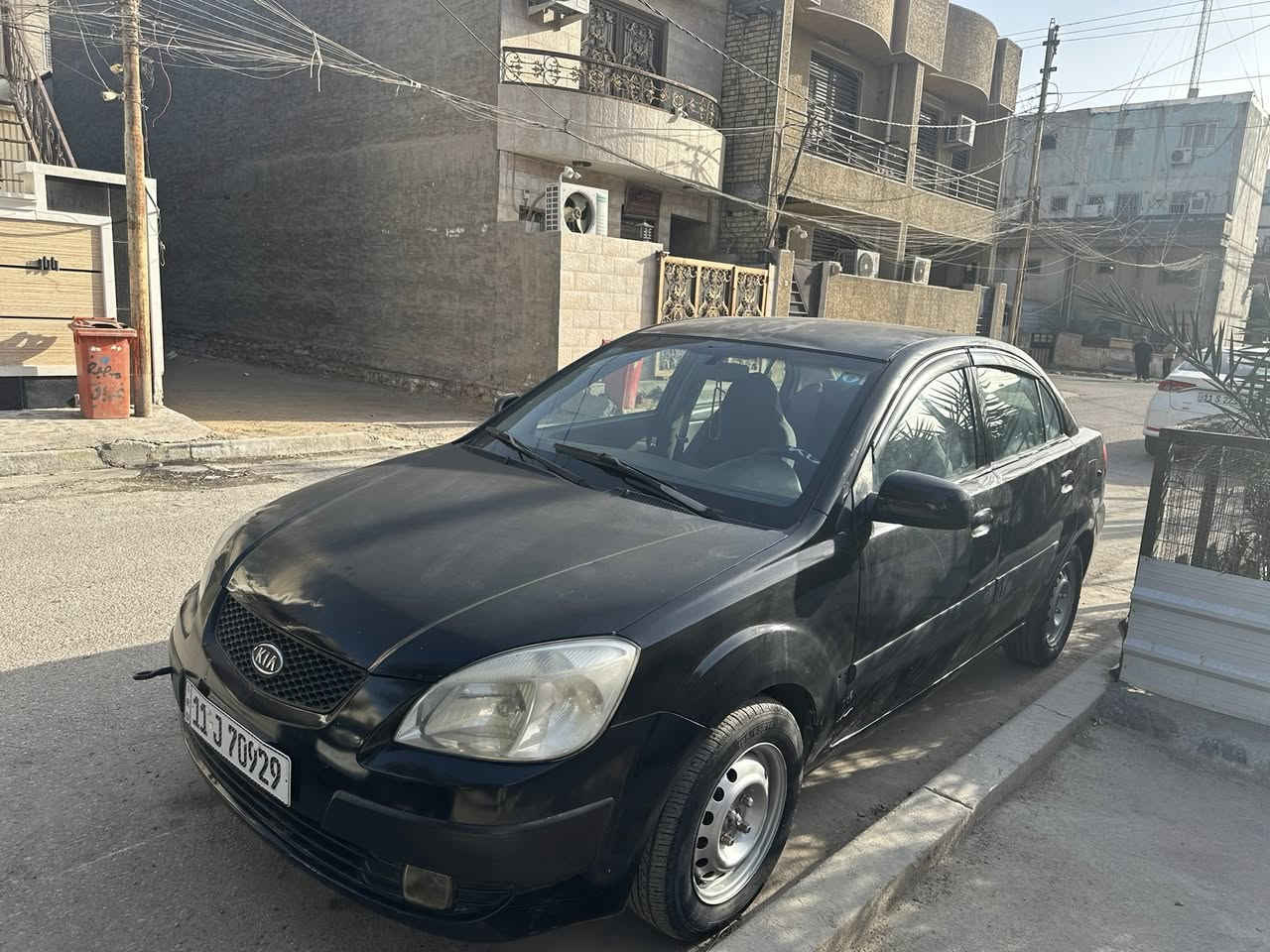 (السعر ٦٣ ورقه )٢٠٠٩ ريو رقم بغداد الجديد سنويه جديد  هزه قبل شهرين ادامه عامه للسياره صارله سنتين عندي ماشيه بهل سنتين ١٨ الف ميل فقط المشي العام الها ١٨٧ الف لاكن كير ومكينه جيد جدا سياره  حالتها جيده تايرات جدد شاشه كبيره. سماعات مال فورد الكشنات البلادي موجوده وبحاله جيده بيها ملاحضات كم رصعه واكو طلقه بلسقف خليت عليها فابلون ، ولكمبريس مو شغال مال تبريد  يشتغل فقط فان لو غاز لو اصلا عاطل ، مكاني بغداد الدوره تواصل  ***********
