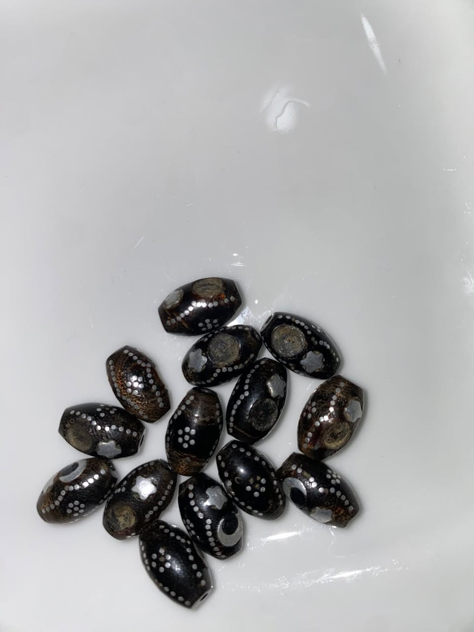 شاهد او مأذنة يسر حجازي قديم دك فضة فيه بعض الخرزات نقص هلال الشاهد كامل  ..بغداد واتساب ***********..السعر 100  الف للمجموعة توصيل كافة محافضات العراق
