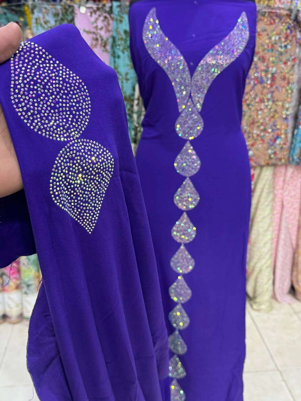 كشمير كابوي مطاط الاصلي
نقشات الصدر وردن شذر الاصلي شرط الغساله 

القطعه مترين ونص يتفصل كلوش 
وراهم لجميع القياسات 
توصيل لجميع المحافظات 5


**إذا كنت صاحب هذا الإعلان وتريد حذفه لأي سبب، رجاءا أرسل رسالة إلى الدعم الفني**