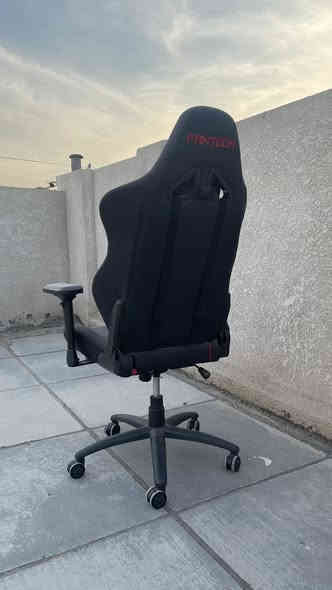 🔥 للبيع: كرسي گيمنك احترافي من Fantech (لون أسود وأحمر مميز) 🔥

 * الماركة: Fantech.
 * الحالة: مستخدم 
 * اللون: أسود وأحمر رياضي.
 * المادة: جلد بولي يوريثان (PU Leather) عالي الجودة وسهل التنظيف.

 يتميز بتصميم مقعد سيارات السباق (Racing Style) لتوفير أقصى درجات الدعم للجسم أثناء الجلوس الطويل.
 يتضمن وسادة للرقبة ووسادة لدعم أسفل الظهر (Lumbar Support) قابلة للتعديل والإزالة.
 * إمكانية إمالة الظهر بزاوية كبيرة تصل إلى [اذكر الزاوية التقريبية مثل 180 درجة أو 150 درجة] للراحة والاسترخاء.

   * ارتفاع الكرسي قابل للتعديل (مكبس هيدروليك Class 4).
   * مساند ذراعين قابلة للتعديل.
   * وظيفة تأرجح مريحة.

 * السعر 110 الف 

الموقع بغداد للتواصل ***********
