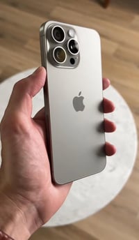 15برو ماكس  ذاكره 128 شرق اوسط  غراضه كامله  بطاريه 83  مبدل بس شاشه ا...