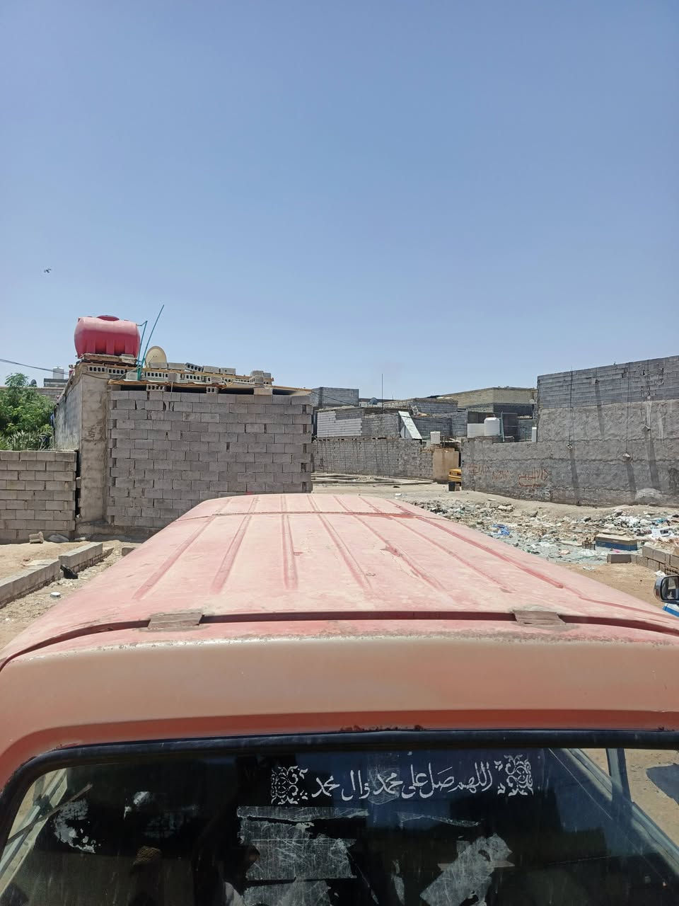 بسته مديل 94 سياره جاهزة مابيها شي بس بالمكينه صوت يطلع اذا تبج بيها سيارة رقم صدامي سنويه مالتها ساقطه اليريدها بي خير ويدلل *********** بيها حصت كاز وين مايعجبك التفيده يدلل ابيع كوم حديد اكفلها عن السرقه فقط
