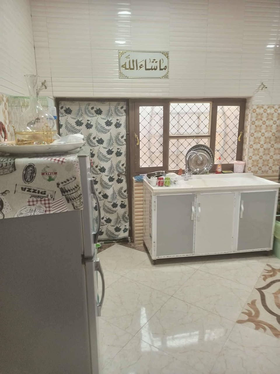 من رخصت الادمن بيت للبيع حي الامين  خلف محطة الشموس شارع العيساوي ٨٠متر عن الشارع طريق الزوار الحسين عليه السلام  للسيراميك الفرع الثاني شارع   كافة الخدمات كهرباء ماي مجاري تبليط باب  مساحته 135متر طابقين كونكريت مسلح بناءب2016 محتويات البيت طارمه وبراني وصاله ومطبخ حار بارد ارضيه بورسالين جداري سيراميك سقوف ثانويه حمام  اما الطابق الثاني غرفتين 3×4 والغرف الثانيه 4×4 وصاله جبيره حمام اللسطح شتايكر جديد للعلم ينباع مع البيت سبلت 2طن و8مراوح و كيزر حجم كبير توني شده الثقلين السعر(٧٠)مليون بي مجال للشراي حي الامين اول خلف محطة الشموس شارع العيساوي للبورسلين والسيراميك الفرع الثاني مقرنص  فقط استفسار عل خاص او الرقم*********** يا رزاق يافتاح

