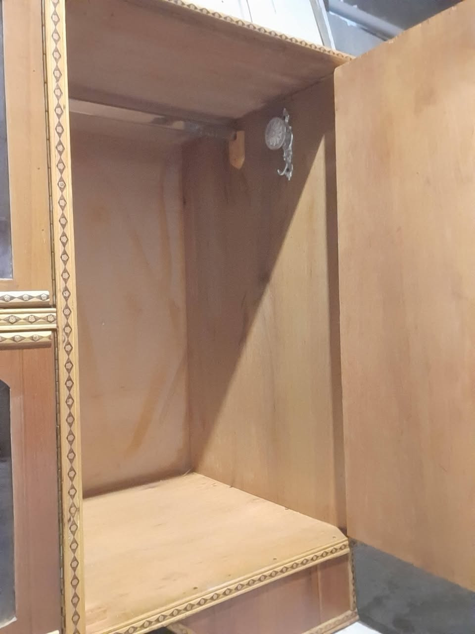 بوفيه مترتين ونص تسكام متعوب عليه اخت جديده نضافه شكل انته تقيم سعر ١٧٥ اكو توصيل  عنوني كربلاء حي عامل منطقه ثانيه رقمي ***********
