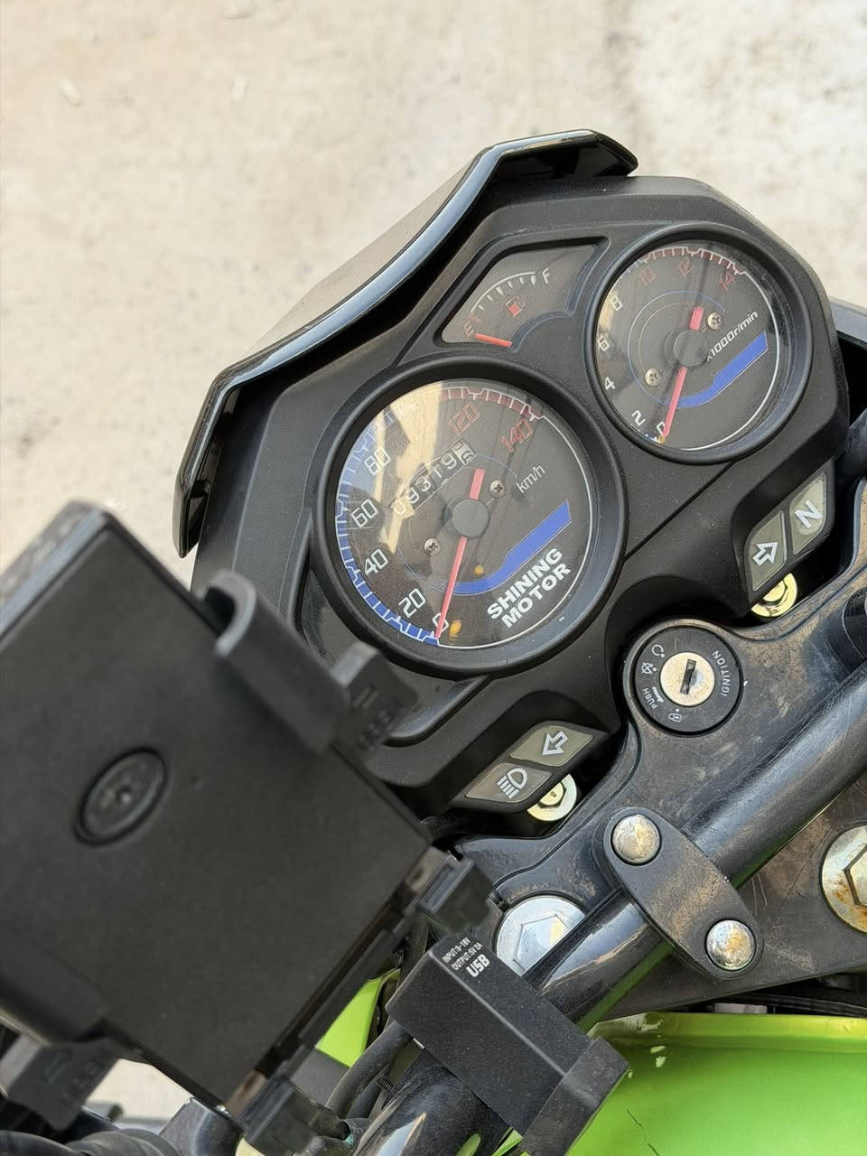 السلام عليكم دراجه شايننك للبيع موديل ٢٠٢٣ المحرك ممفتوح اي شي بيها ممفتوح ماشية ٩ الاف قليل ما مشتغل بيها دلفر فقط اروح واجي للشغل مكاني زيونة  ‭٠٧٧٣ ٠٠٢ ٧٧٠٢‬  السعر مليونين اذا شراي اتصل وشكرا
