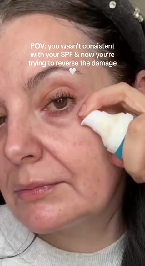 مرطب جل من لاروش بوزيه 🇫🇷💯منعش للبشرة يوفر ترطيبًا مكثفًا وحماية واسعة النطاق من أشعة الشمس .

✅ الفوائد الرئيسية :
✔️يحتوي على حمض الهيالورونيك النقي: يوفر ترطيبًا فوريًا وطويل الأمد، ويملأ البشرة بفعالية، مما يساعد على تقليل ظهور الخطوط الدقيقة والتجاعيد.
✔️فيتامين B5 (البانثينول): يساهم في إصلاح حاجز البشرة وتقويته وتهدئته.
✔️عامل حماية من الشمس SPF30: يوفر حماية واسعة الطيف من الأشعة فوق البنفسجية 
✔️مضادات الأكسدة: تعمل على حماية البشرة من العوامل الخارجية الضارة. 
✔️قوام الجل المائي: خفيف الوزن، غير دهني، وسريع الامتصاص، ويترك لمسة نهائية غير مرئية على جميع ألوان البشرة.
✔️مناسب كأساس للمكياج: يمكن استخدامه كأساس ممتاز قبل وضع المكياج.

#الاصلي المنشأ فرنسا 🇫🇷💯
سعر الدرزن 77 الف 
يوجد لدينا توصيل الجميع محافظات العراق✔️

للتواصل واتساب ***********
