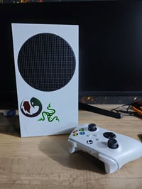 Xbox series s للبيع 07740629111 ب 300 قفل توصيل مجاني موجود  الجهاز مر...