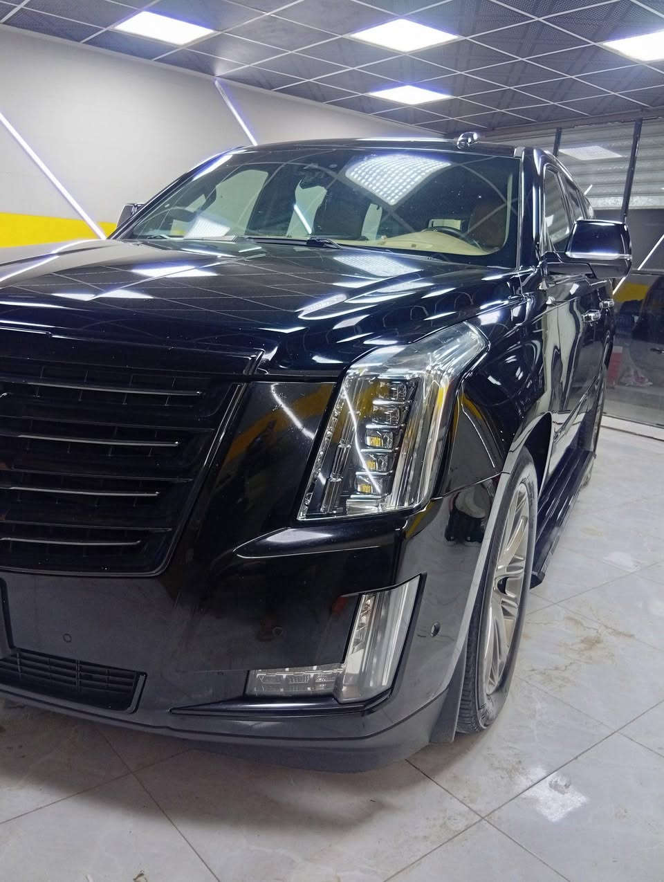 كاديلاك اسكاليد 2020 بلاتينيوم دبل رادار. (خليجي) 
 
السيارة كفاله عامه من الحادث والصبغ والبارد. 
المحرك كفاله من الفتح و التبخير وكلشي 
الكير كفاله من كلشي. 
كهربائيات كله كفاله شرط كلوب واحد ما مشتغل بيها. 
السيارة ماشية 165 الف كيلومتر.
رقم بغداد تحويل مباشر .

1-محرك v8 6200 cc.  تم استبداله جديد .
2-كير ١٠ نمر هايدراماتيك.
3-لايت امامي ٥ عدسات زنون .
4-كشافات زنون .
5-حساس امامي .
6_رادار امامي .
7-السيارة خمس كامرات وكامره 360 درجة. 
8-ويل ٢٢ انج .
9- ابواب بصمة خمس بصمات. 
10-بصمة تشغيل. 
11-مري شفط +قلابة 
12-اشاير مري
13-رادار مري جانبية 
14-دوسات كهربائية تنفتح وتنسد ويه فتحة الباب. 
15-دواخل عسلي. 
16-تنتة كنتارا اسود 
17-المراية الوسطية تتحول الى كامرة خلفية 
18-سلايد روف
19-كشنات خزن ميموري وضعيتين 
20-كشنات امامية كهرباء 
21-تدفئة تبريد كشنات 
22-سكليتر كهرباء 
23-مساج كشنات امامية 
24-ستيرن كهرباء 
25-تحكمات ستيرن 
26-داتا شو 
27-تحكم فور ويل 
28-عداد ديجتال
29-تدفئة ستيرن 
30-شاشة كبيرة لمس 
31-قاصة 
32-جميع التحكمات لمس 
33-ثلاجة 
34-شاحن لاسلكي 
35-مخارج usb+aux +مخرج كهرباء 110v+مخرج hdmi 
36-شاشه خلفية وسطيه.
37-كشنات وسطية تدفئة 
الكشنات الوسطية 38-والخلفية تحكم كهربائي
39)باب الصندوق جكات. كهرباء 
40-حساس استشعار القدم لفتح الصندوق 
حساسات خلفية .

مكان / ديالى بعقوبة. 
السعر /390وبيها مجال حك الجية وتشلع عيوني. 
رقم الهاتف/ *********** بعقوبة, ديالى
