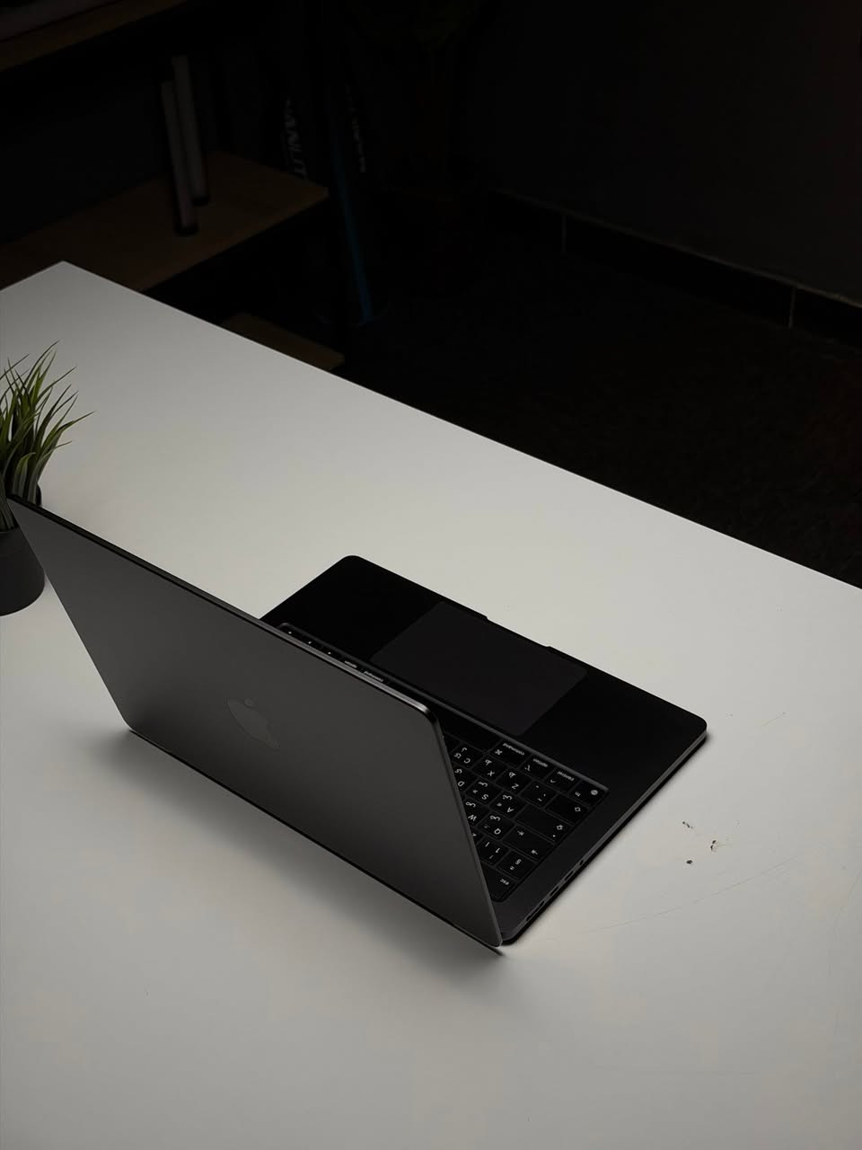 * النوع: MacBook Pro
* الحجم: 14 إنش
المعالج (Chip)

* Apple M3 Max
* عدد الأنوية: 16 نواة
    * 12 نواة أداء (Performance)
    * 4 أنوية كفاءة (Efficiency)

الذاكرة (RAM)

* 128 GB Unified Memory
* تعتبر من أعلى مواصفات الرام المتوفرة لأجهزة 
MacBook Pro
.

البطارية

* عدد دورات الشحن (Cycle Count): 115
* الحالة (Condition): Normal
* السعة القصوى (Maximum Capacity): 98%
النظام

* macOS: Tahoe 26.2
للتواصل : ***********

