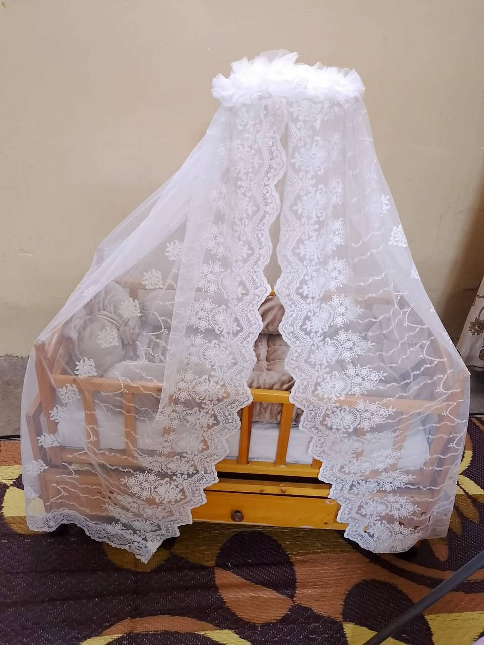 تخت مل طفل للبيع نظيف حيل 
السعر ٦٠ الاستفسار على رقم 
***********
