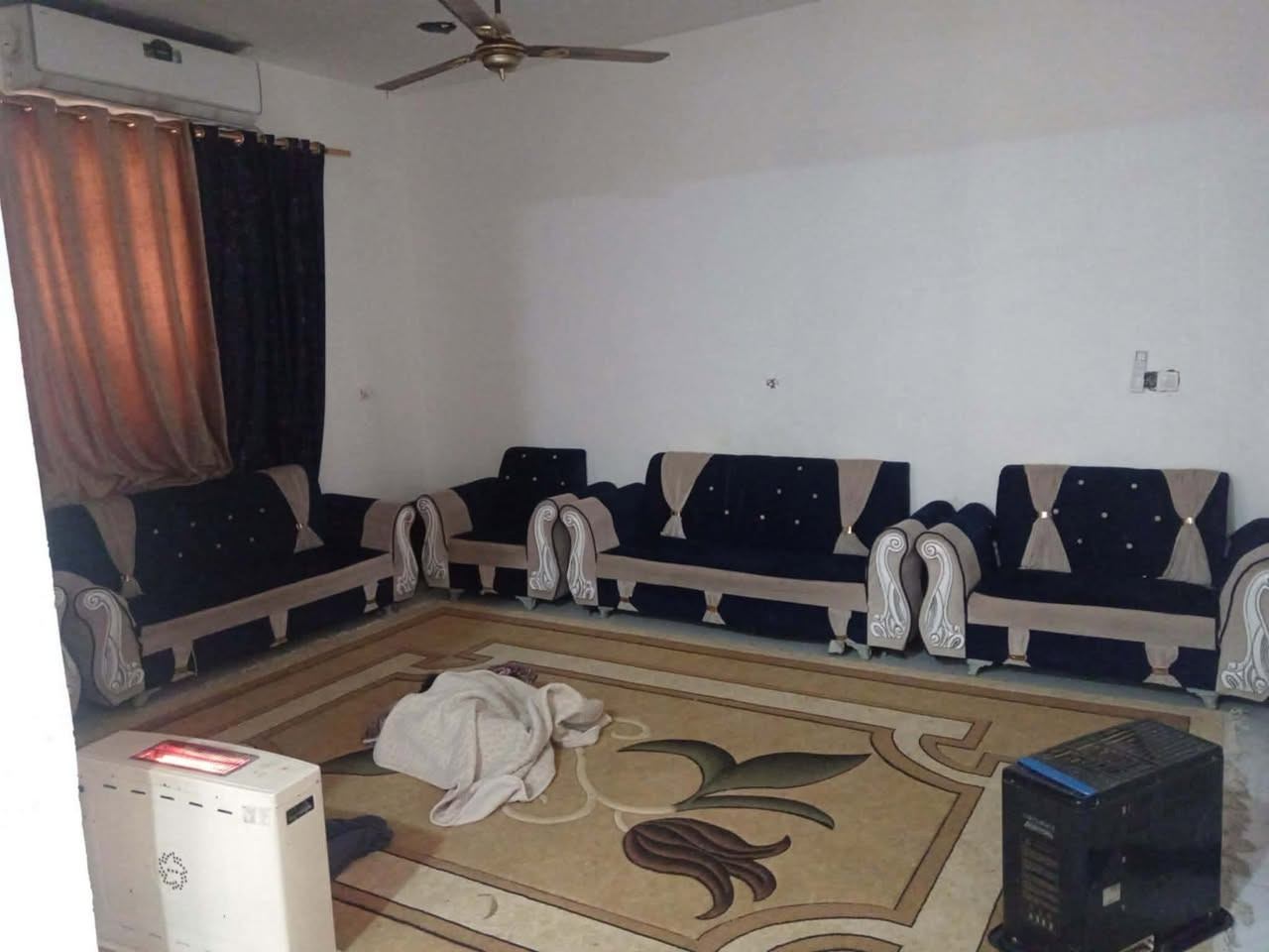 دار للبيع المساحة ٢٠٠م البناء طابوق جاهز للسكن عنوانه كوت حي الحكيم شارع المستوصف يبعد عن شارع الصب ١٠٠م السعر 54 وقابل للتفاوض للأستفسار مراسلتي على الخاص او الاتصال على ***********
