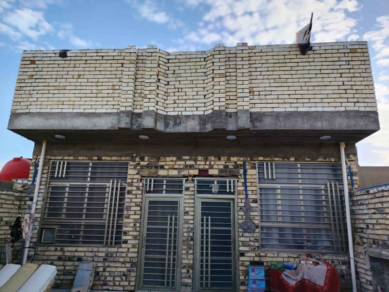 دار 200متر 100طابو صرف و100زراعي مساحة البيت كله 200متر بناء جديد حديث كامل غرفتين صاله ستقبال مطبخ حديقه كامل مجاري شارع مقرنص شارع 12متر مسافة عن الشارع العام 70متر شارع المعمل قرب دور معمل باتا للاستفسار ***********
