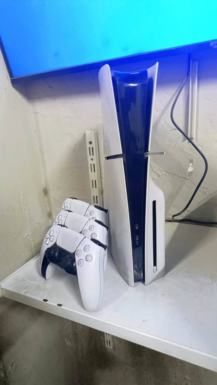 بلي فايف سلم استخدام 4اشهر غراضه كامله مع يدات ثنين اصليه العدد الكلي 3يدات اصليه ابيع شلع ب725 وبي مجال بسيط استفسار ***********
