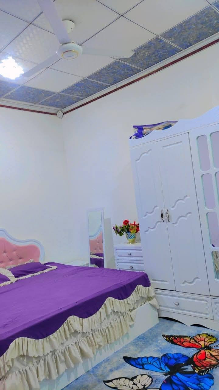 بيت للبيع تجاوز مساحه 150فرعي بناء حديث البيت مسلح كله حتا لبيتونه سراميك سقف ثانوي كهرباء دفن سراميك كله لمطبخ  سراميك لسقف ماناقصه اي شي بي مساحت كراج لبيت بي غرفتين وصاله ومطبخ وديوانيه وصحيات مكانه حيانيه بشعله قريب ع لسوك ولمستوصف  سعره معروض27وبي مجال تجي تشوفه وتدلل ***********
