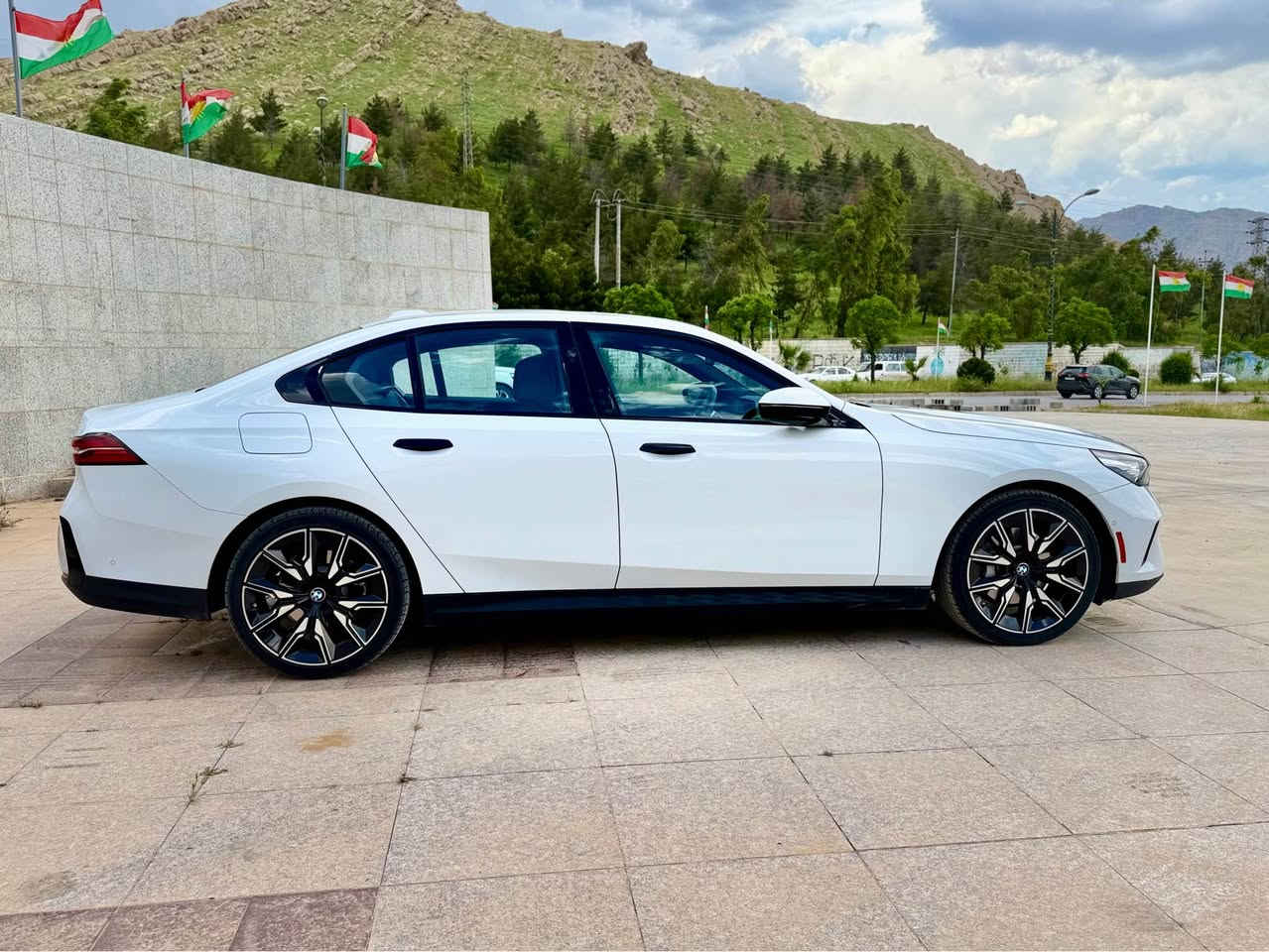 Bmw 530i model 2024 
سەیارەکە بی بۆیاخە دەعامی بۆ دەعامی بەشەرت ٢٣ هەزار رۆشتوە سەیارەکە دەعمی نیە تەنها دوپارجەی بیلدای لیکراوەتەوە بەستراوەتەوە دو جی قەلەمکاری پیوەیە باقی هەمو گیانی بەشەرت مواسەفات کامیرا ٣٦٠ رادار گەورە داتاشۆ سەماعە هارمان کاردۆ سەیارەکە وەک سفر وایە رەقەم کراوە هەمو شتیکی جاهیزە 
سەحری خوار هەمو بازار 
٤٣٣ گەلا مەجالیکی برایە 
ژمارە تەلەفۆن 
*********** السليمانية, العراق
