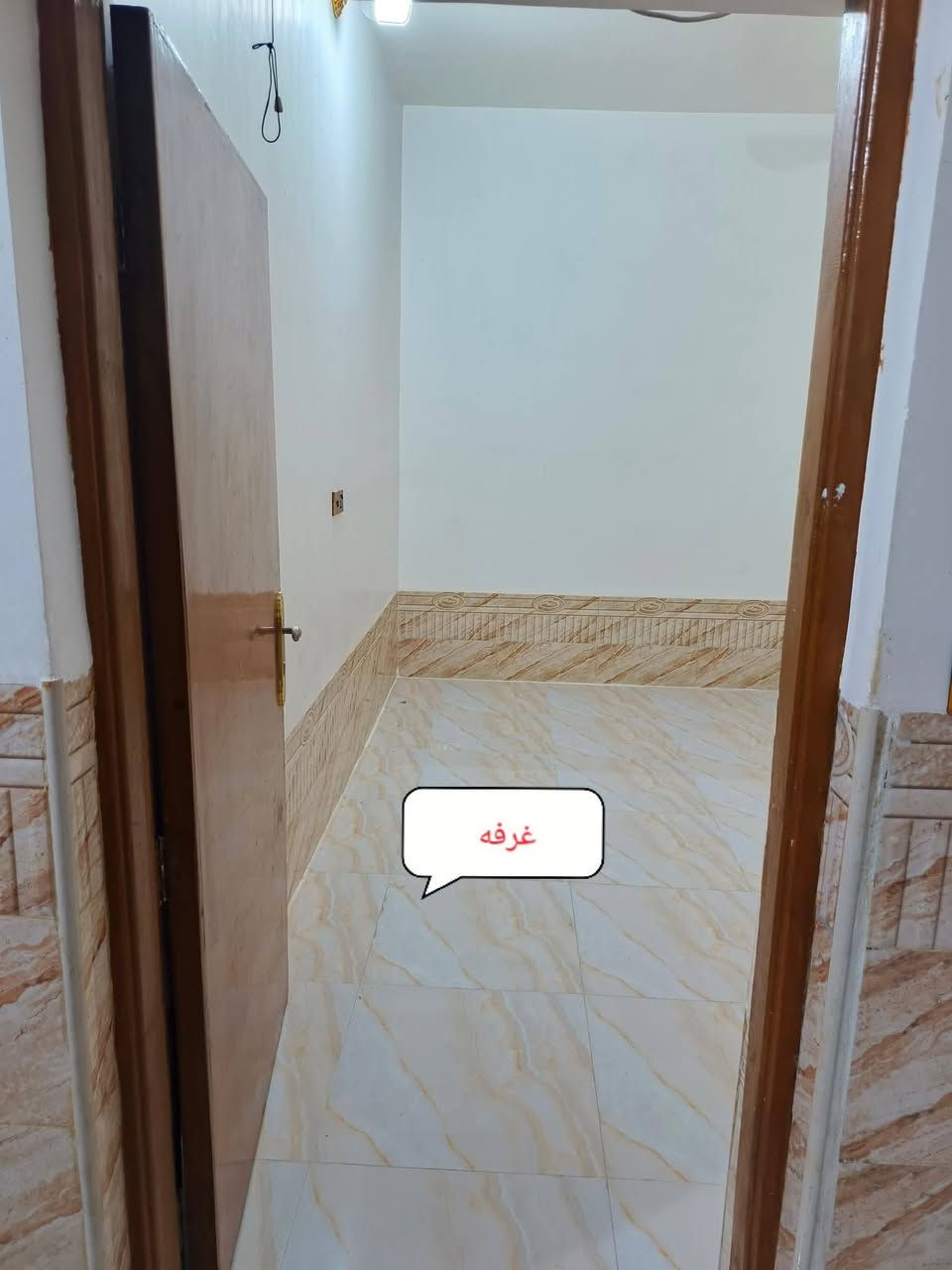 دار للبيع في البراكيه شارع المطار القديم  تحديدن شارع المختار المساحه(150)متر   طابو زراعي سند(25)مشمول بل تطويب بنيان طابوق السقف صب كونكريت مسلح الارضيه بورسلين الجدران سيراميك يحتوي البيت على غرفه نوم عدد2و صاله كبيره و منور عدد 2و حمامات داخليه و خارجيه  واستقبال كبير و مطبخ و مساحه حوش كبيره السعر(65)وبي مجال للأستفسار الاتصال(***********)
